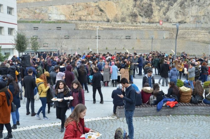 Artvin’de Üniversite Öğrencileri Hamsiye Doydu