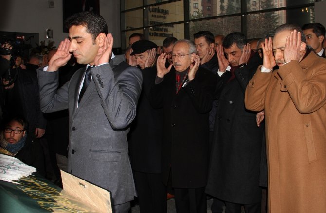 Kılıçdaroğlu Milletvekilinin Annesinin Cenaze Törenine Katıldı