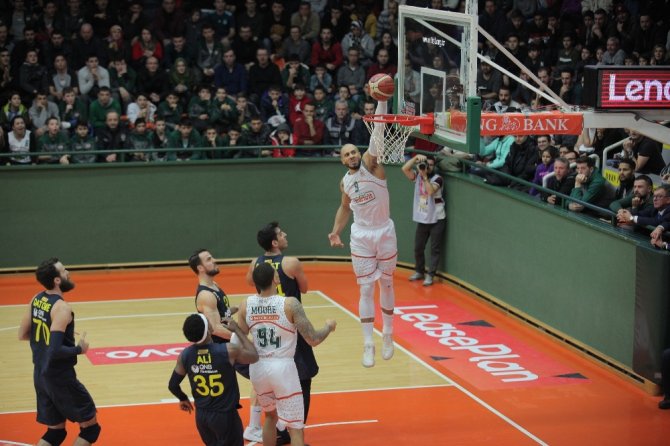 Banvit Fener’i Devirdi