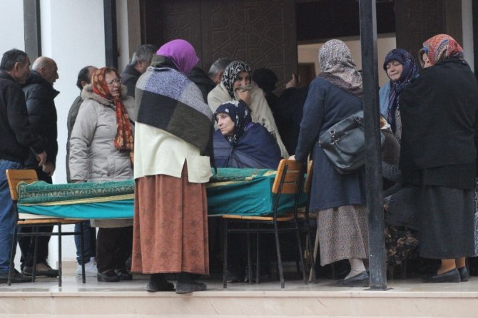 Çekirdek Yerken Çekirdek Kabuğunun Nefes Borusunu Tıkaması Sonucu Hayatını Kaybeden Genç Akademisyen Son Yolculuğuna Uğurlandı