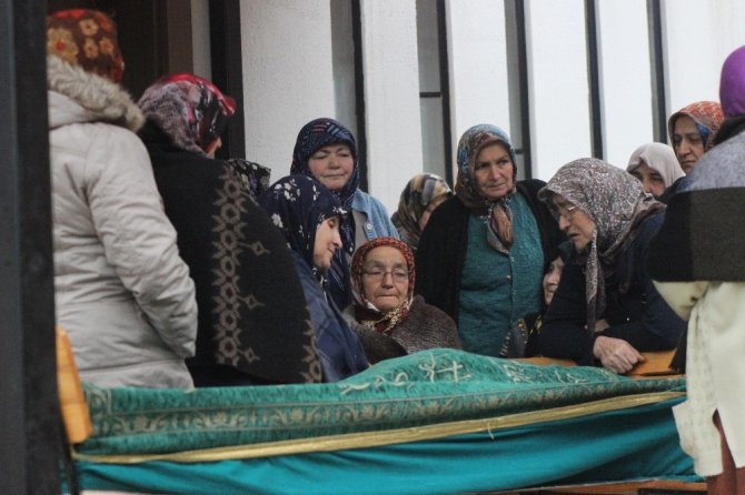 Çekirdek Yerken Çekirdek Kabuğunun Nefes Borusunu Tıkaması Sonucu Hayatını Kaybeden Genç Akademisyen Son Yolculuğuna Uğurlandı