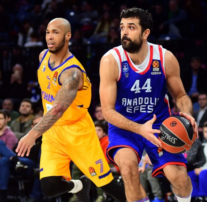 Anadolu Efes, Rus Ekibi Mağlup Etti