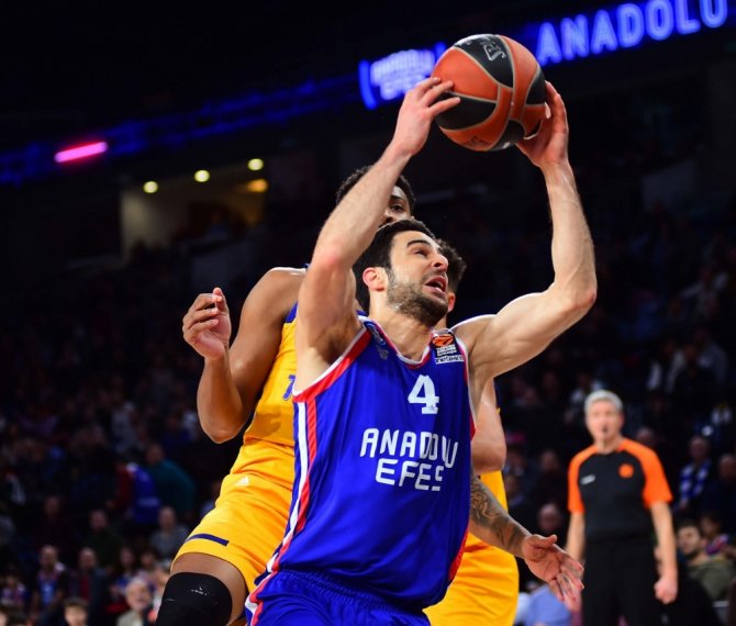 Anadolu Efes, Rus Ekibi Mağlup Etti