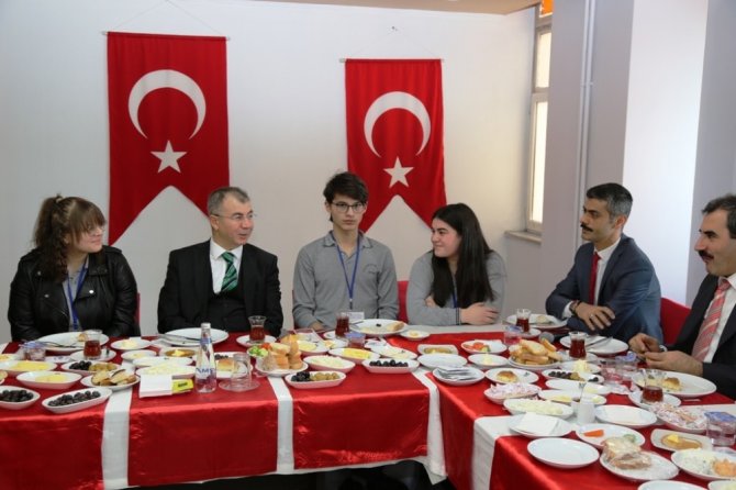 Artvin Valisi Doruk, Gazeteci Adayı Öğrencilerle Kahvaltıda Buluştu