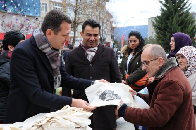 Pet Şişeleri Veren Bez Torbaları Aldı