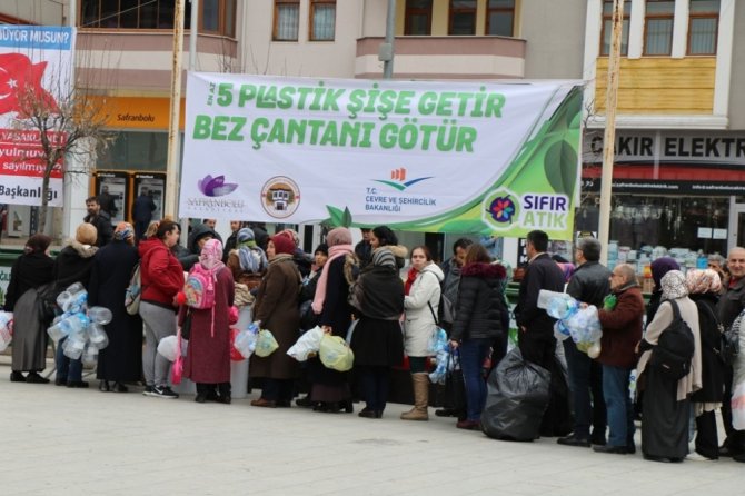 Pet Şişeleri Veren Bez Torbaları Aldı