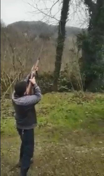 İnanılmaz Olayda Tüfek Adamın Elinde Patladı