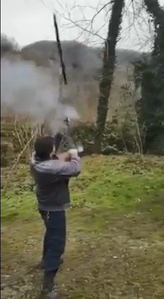 İnanılmaz Olayda Tüfek Adamın Elinde Patladı