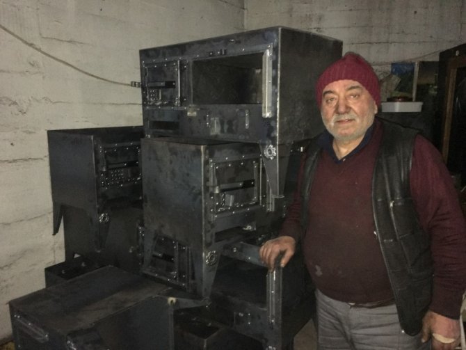 Kaybolmaya Yüz Tutan Kuzine Sobaları İçin Tek Başına Direniyor