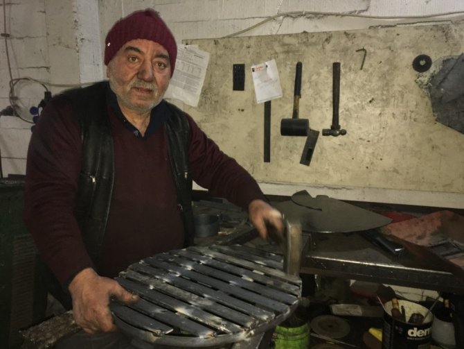 Kaybolmaya Yüz Tutan Kuzine Sobaları İçin Tek Başına Direniyor