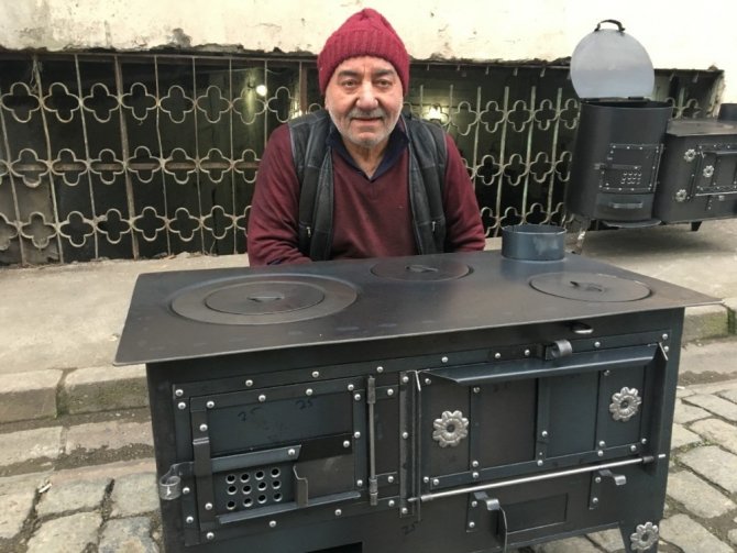 Kaybolmaya Yüz Tutan Kuzine Sobaları İçin Tek Başına Direniyor