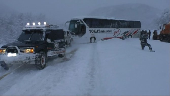 Yolcu Otobüsü Kara Saplandı, Trafik Kilitlendi