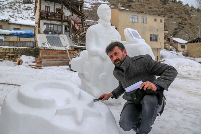 Kerata İle Kardan Heykeller Yapıyor
