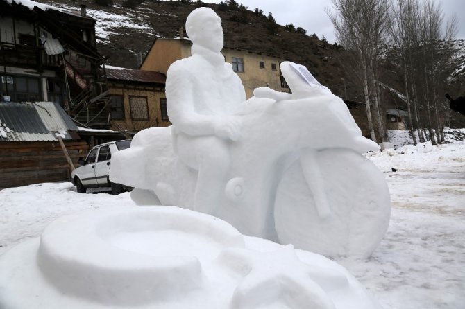 Kerata İle Kardan Heykeller Yapıyor