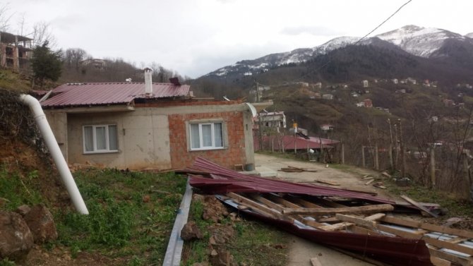 Trabzon’da Fırtına 200 Konut Ve 4 Kamu Binasına Zarar Verdi
