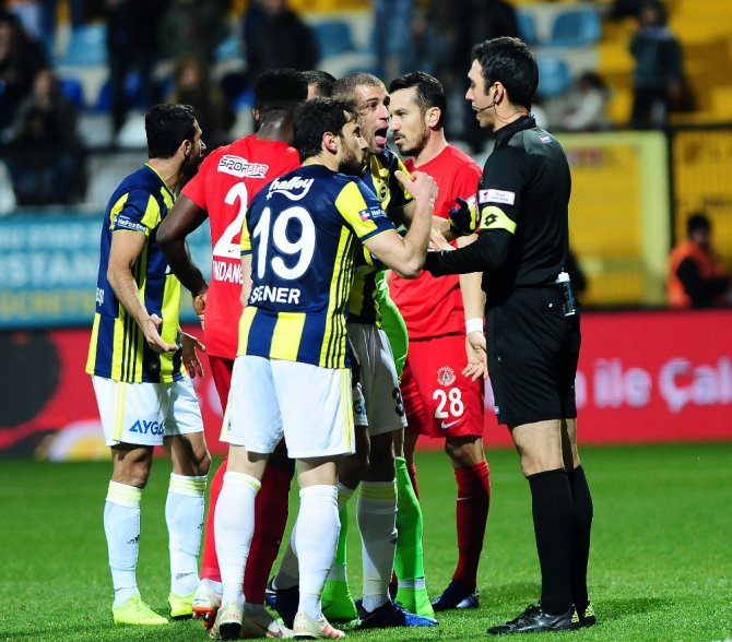 İlk Yarı Sessiz Bitti