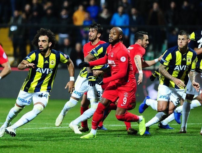 İlk Yarı Sessiz Bitti