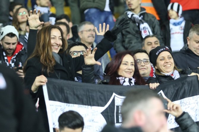 Beşiktaş Taraftarı Burak’ı Tribüne Çağırmadı