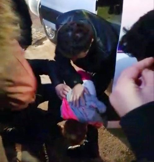 Boğazına Cisim Kaçan Bebek Boğulma Tehlikesi Geçirdi