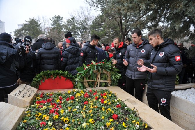 İlhan Cavcav Kabri Başında Anıldı