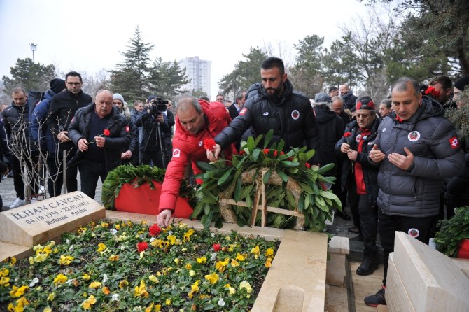 İlhan Cavcav Kabri Başında Anıldı