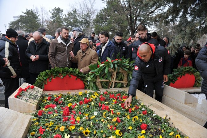 İlhan Cavcav Kabri Başında Anıldı