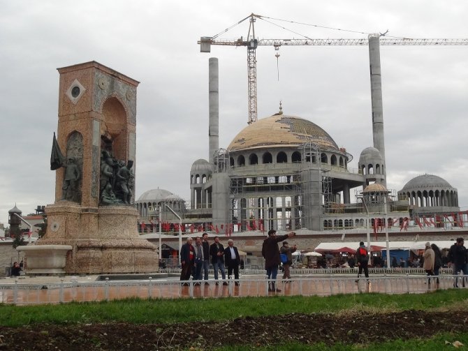 Taksim Camii’nin Alemi Yerleştirildi