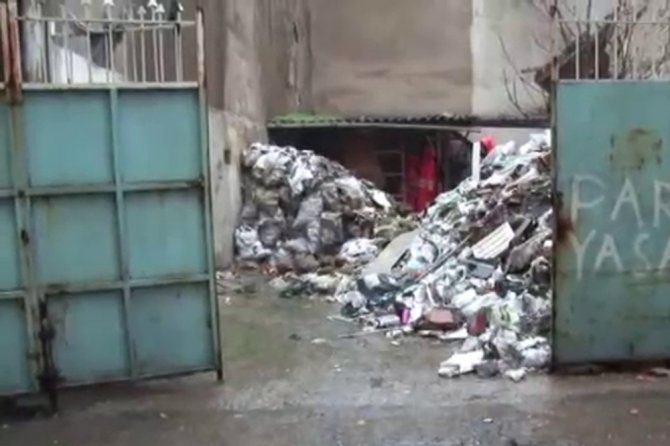 İzmir’de Tarihi Bina Çöktü: 1 Kişi Enkazda Aranıyor