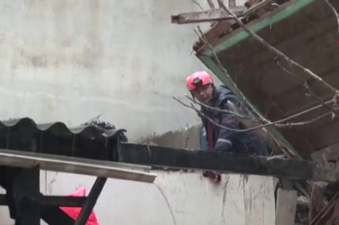 İzmir’de Tarihi Bina Çöktü: 1 Kişi Enkazda Aranıyor