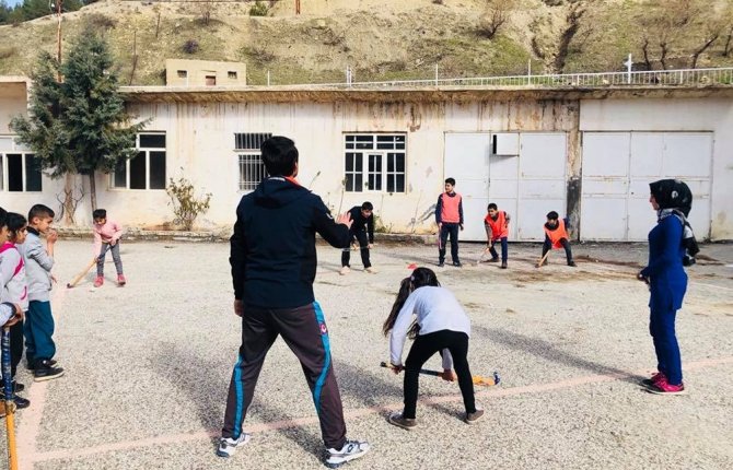 Asfaltta Hokey Öğrendiler, Şampiyonaya Gidiyorlar