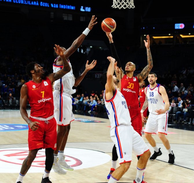 Derbide Kazanan Anadolu Efes