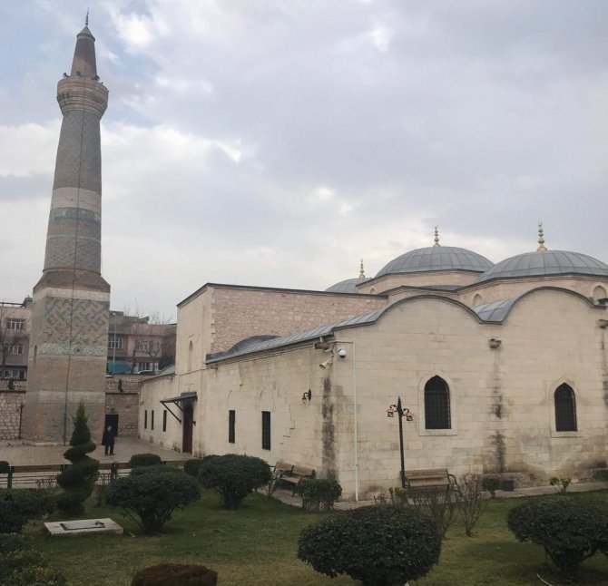 890 Yıllık Cami Yıllara Meydan Okuyor