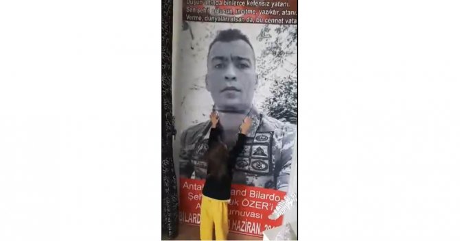 Baba Hasretini Şehidin Fotoğrafıyla Konuşarak Gideriyor