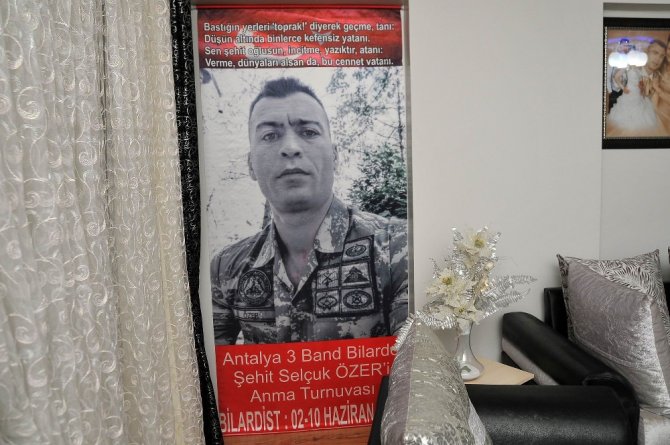 Baba Hasretini Şehidin Fotoğrafıyla Konuşarak Gideriyor
