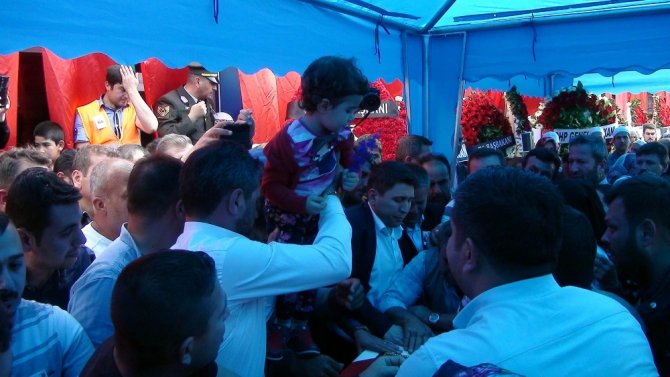 Baba Hasretini Şehidin Fotoğrafıyla Konuşarak Gideriyor
