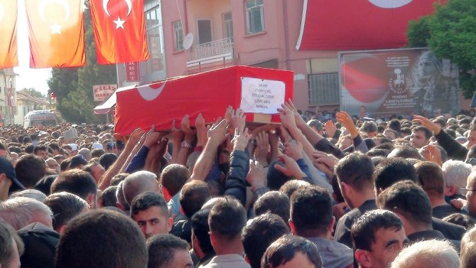 Baba Hasretini Şehidin Fotoğrafıyla Konuşarak Gideriyor