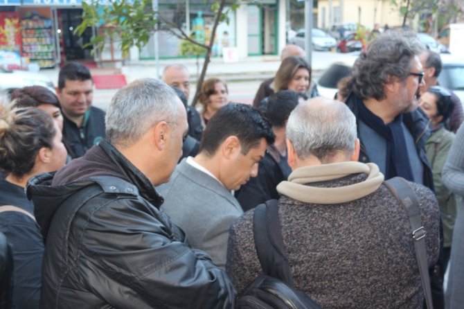 Chp Binasına Kilit Vuruldu, Partililer Sokakta Kaldı