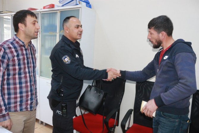 Suriyeli Adam Bulduğu Çantayı Polise Teslim Etti