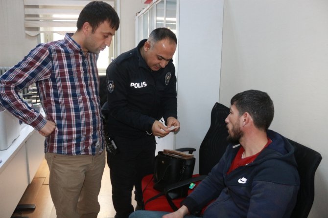 Suriyeli Adam Bulduğu Çantayı Polise Teslim Etti