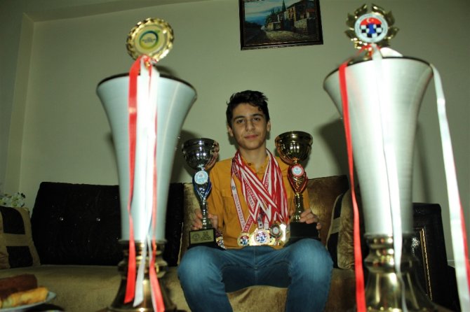 Daha 14 Yaşında 45 Madalya Ve 18 Kupa Kazandı