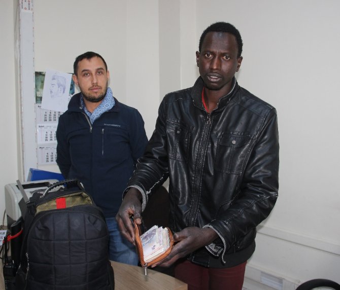 Otobüste Unuttuğu Parası Bulununca Secde Etti
