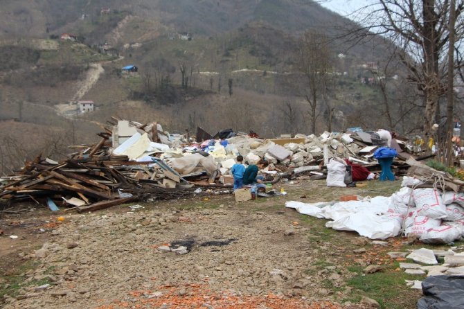 Trabzon’da Kız Kardeşlerinin Evini Yıkmakla Suçlanan Kardeşler Kendilerini Savundu