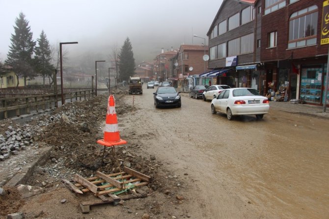 Uzungöl’de Yollar Çamura Döndü, Rezervasyonlar İptal Edildi