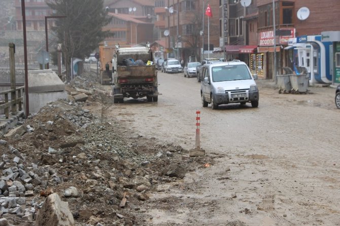 Uzungöl’de Yollar Çamura Döndü, Rezervasyonlar İptal Edildi
