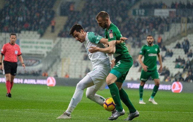 İlk Yarı Sessiz Bitti