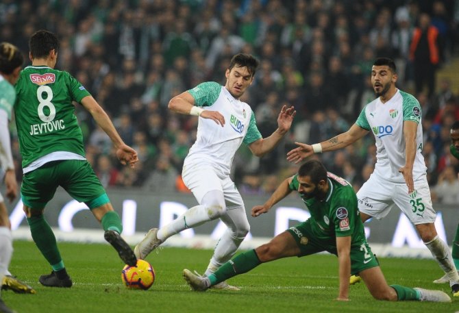 İlk Yarı Sessiz Bitti