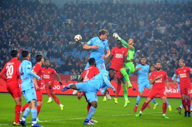 İlk Yarı Sessiz Bitti