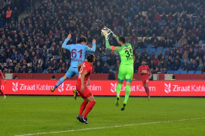 İlk Yarı Sessiz Bitti