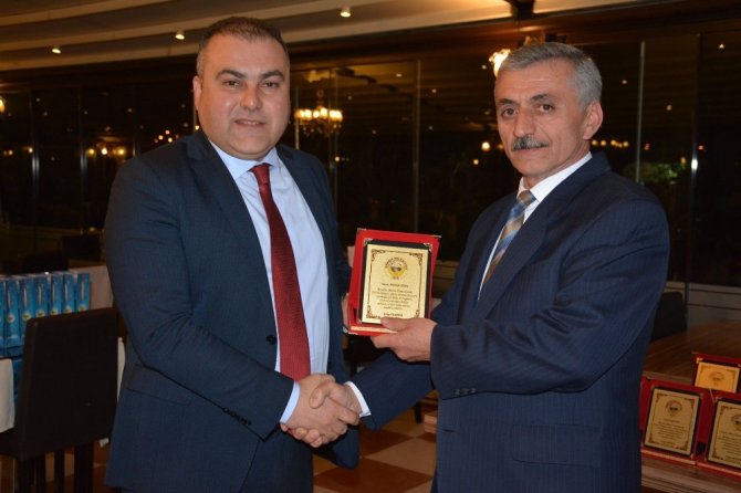 Başkan Erener’den Meclis Üyelerine Plaket