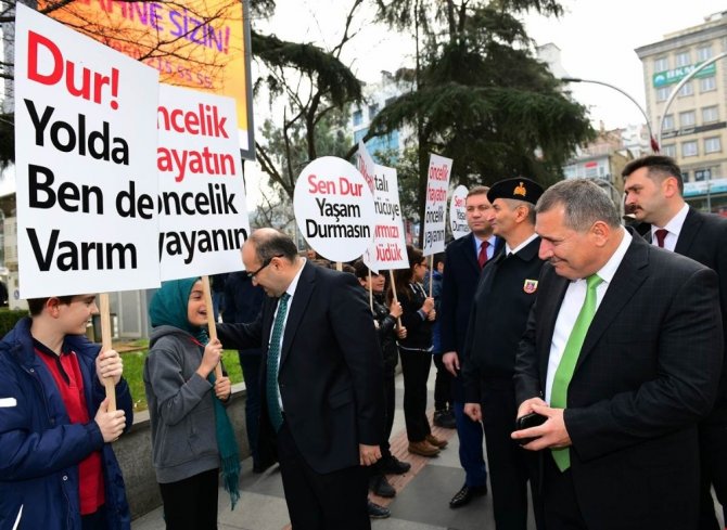 “Öncelik Hayatın, Öncelik Yayanın” Sloganı İle Trabzon’da Sokağa Çıktılar